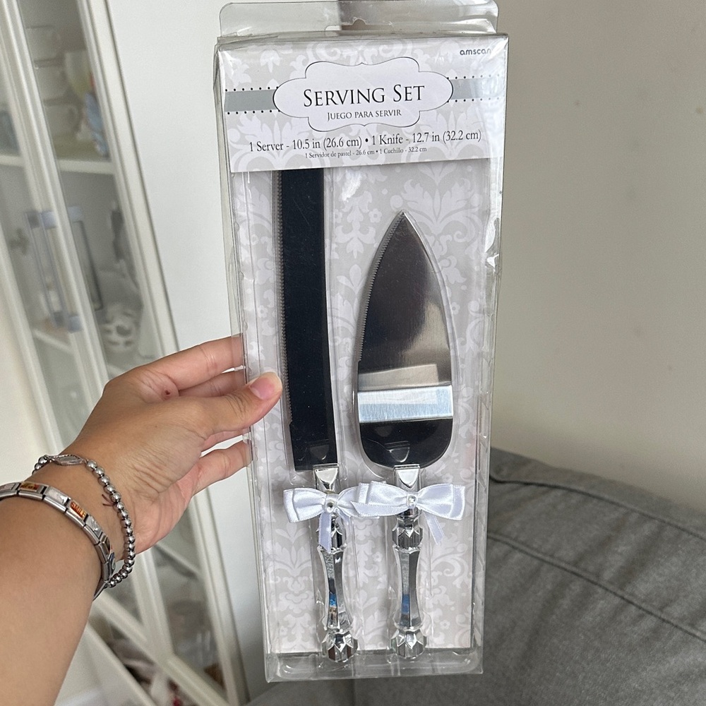 Amscan Silver Cake Serving Set with Bow Accents - Picture 5 of 6